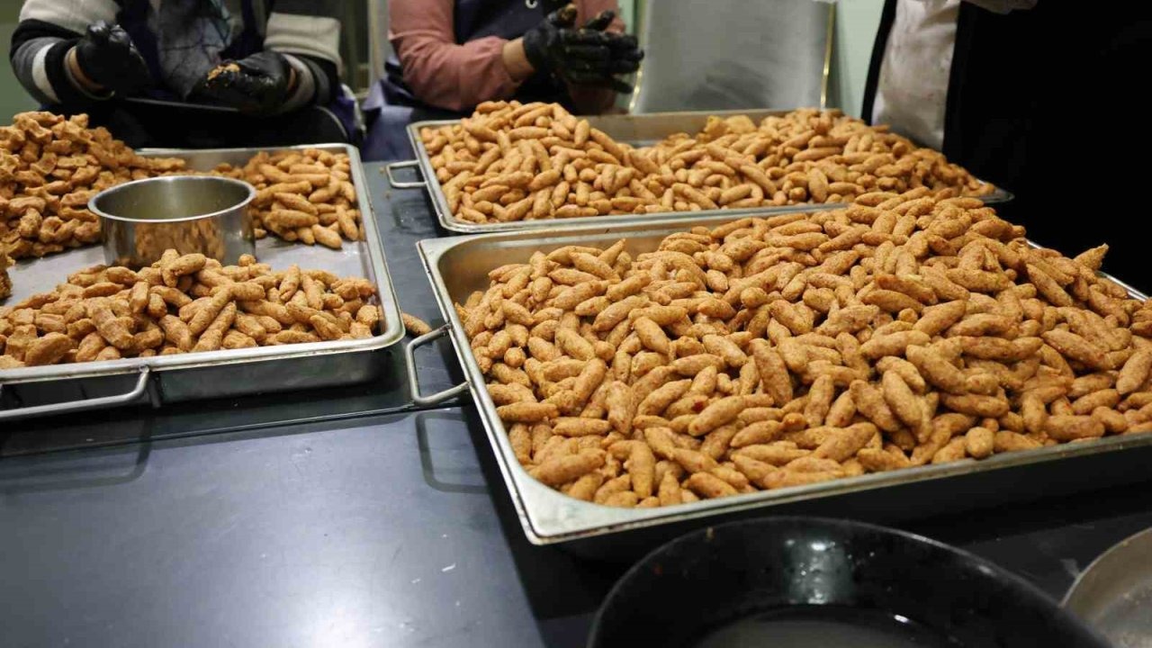 Gönüllüler el ele verdi her gün 250 ihtiyaç sahibine iftar hazırlıyor