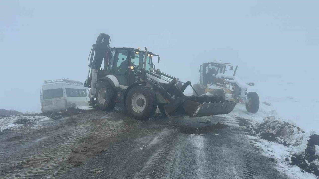 Iğdır’da yoğun kar yağışı: 57 köy yolu ulaşıma kapandı, şarampole devrilen minibüs kurtarıldı