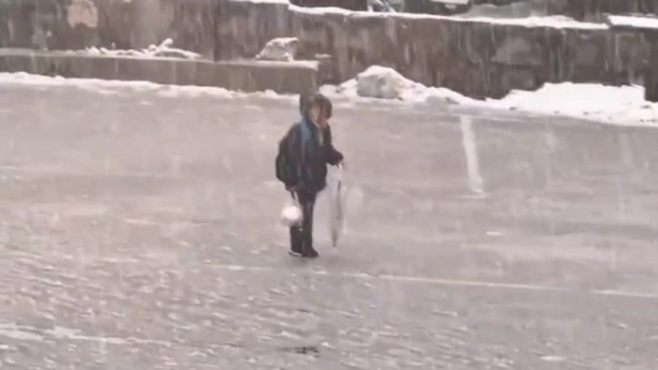 Kar altında İstiklal Marşı’nı okuyan çocuk yürekleri ısıttı