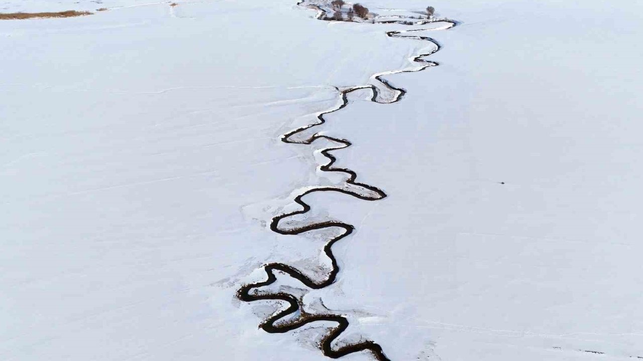 Kar altındaki menderesler güzel manzaralar oluşturuyor