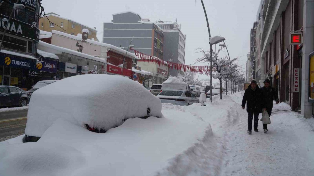Kar Erzurum’u esir aldı, araçlar karın içinde kayboldu