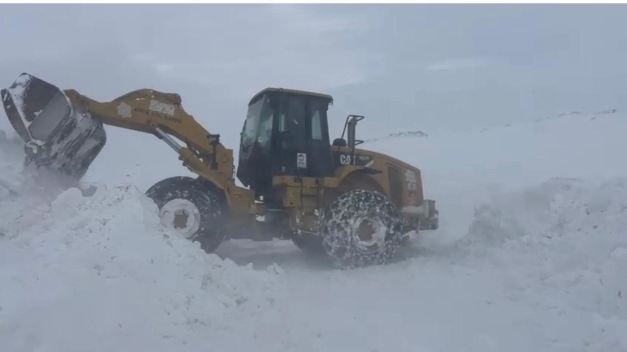 Kar kalınlığının 2 metreyi bulduğu Ağrı’da ekiplerin zorlu mesaisi