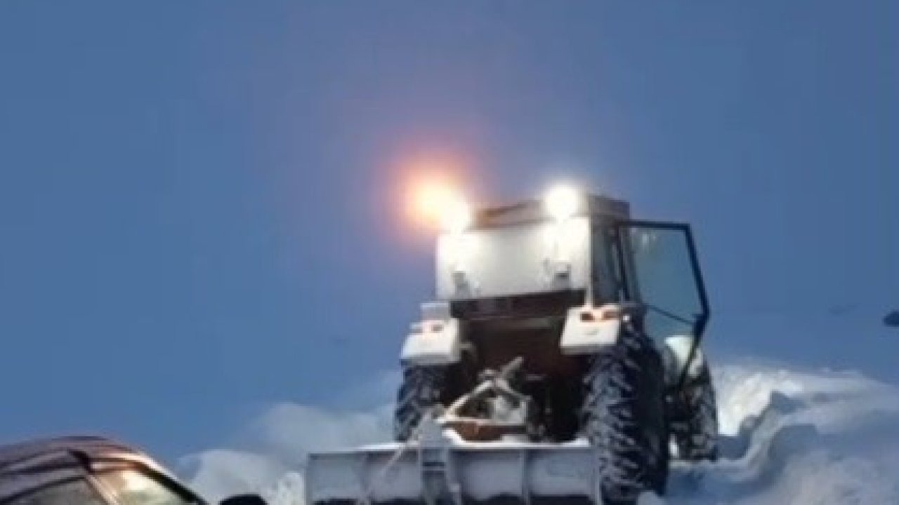 Kars’ta kara saplanan aracı vatandaş traktörüyle kurtardı