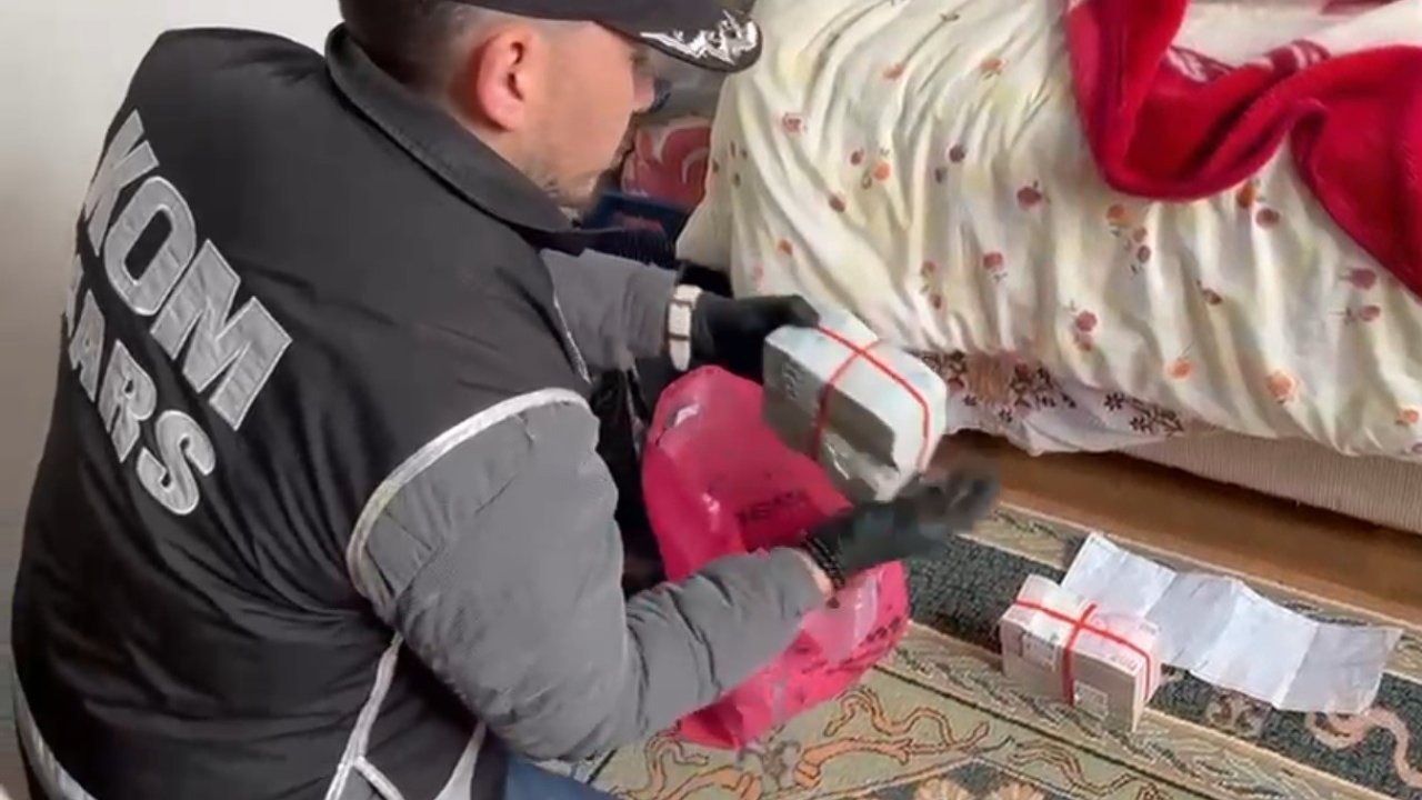 Kars’ta tefecilik operasyonu: Yatağın altından poşet poşet para çıktı