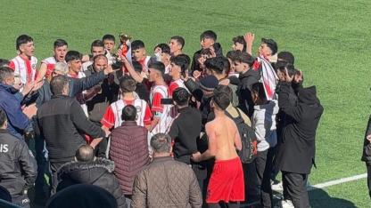 Kupayı kazandılar, töreni yoktu