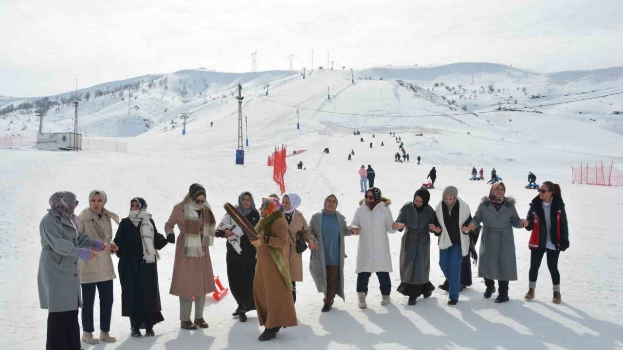 Kursiyer kadınlar kızakla kayıp halay çekmenin keyfini çıkardı