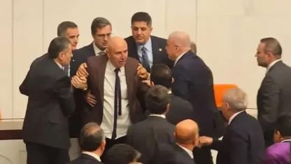 Kürsüde yumruk, kuliste tebrik! CHP'li 2 isme parti içinden büyük tepki var