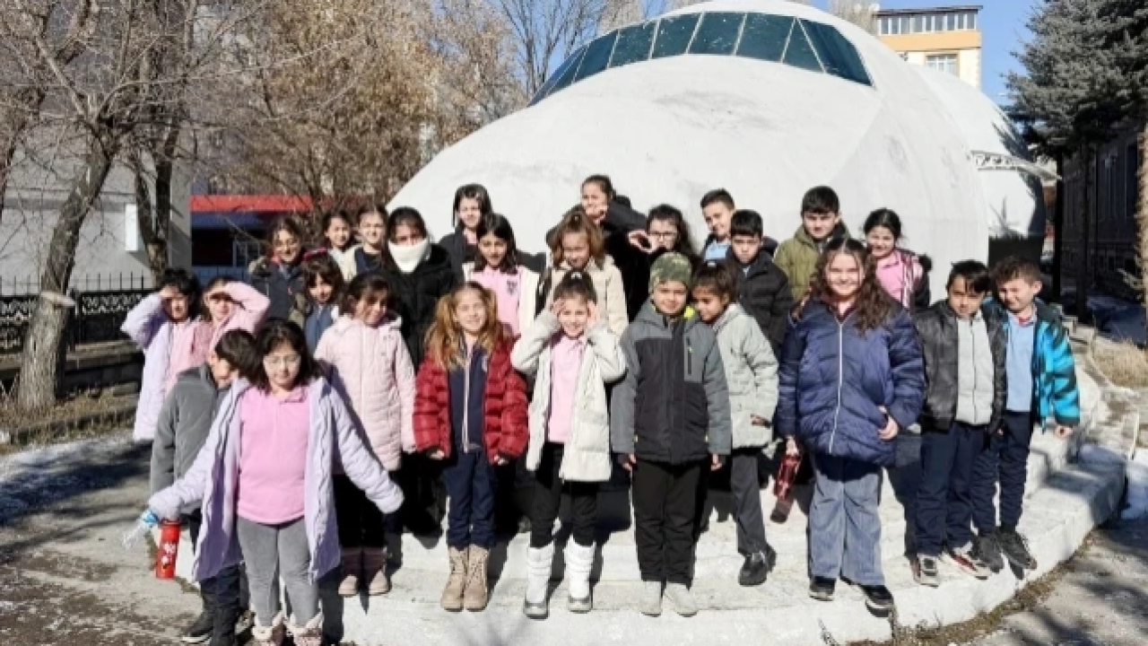 Minik Öğrenciler Uzayın Kapılarını Araladı