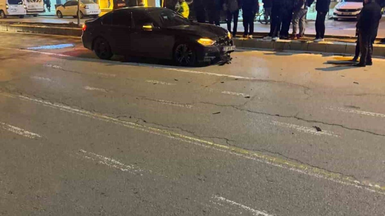 Otomobil, yayalara çarptı: 2 ağır yaralı