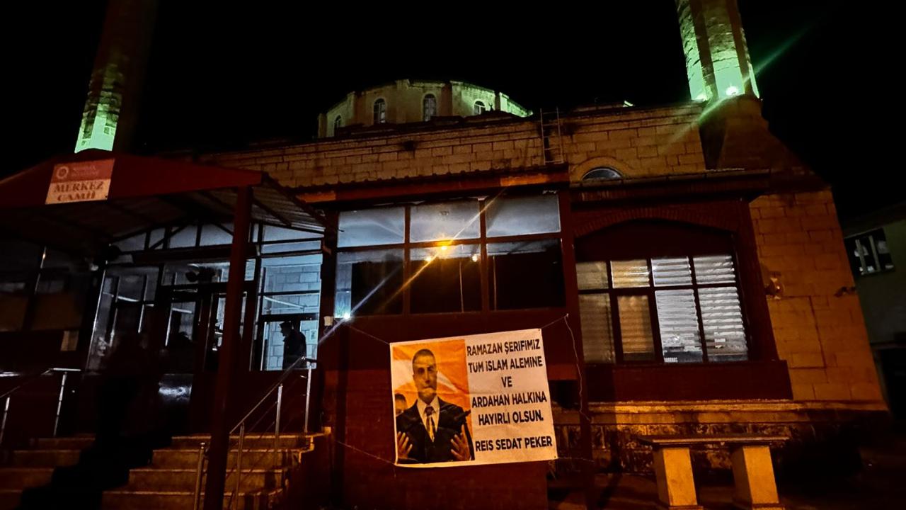 Peker’in adamları Ardahan’da lokum dağıttı