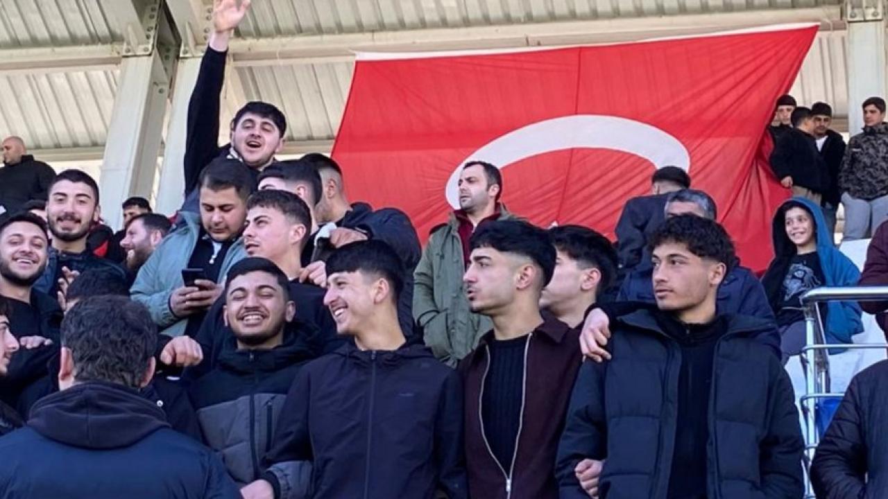 Serhat şehir Ardahan’da bayrak sevgisi Ardahan tribünleri albayrakla ders verdi