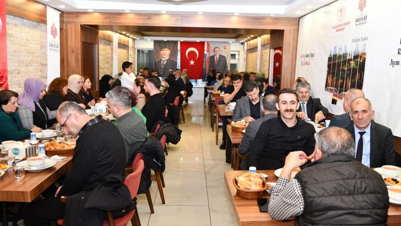 Vali Çiçekli, çocuk hafızlarla iftarda buluştu