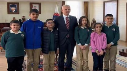 Vali Çiçekli çocukları makamında ağırladı