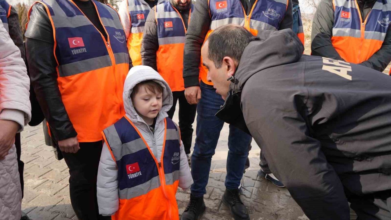 Vali Taşolar, minik AFAD gönüllüsü Poyraz Ege ile bir araya geldi