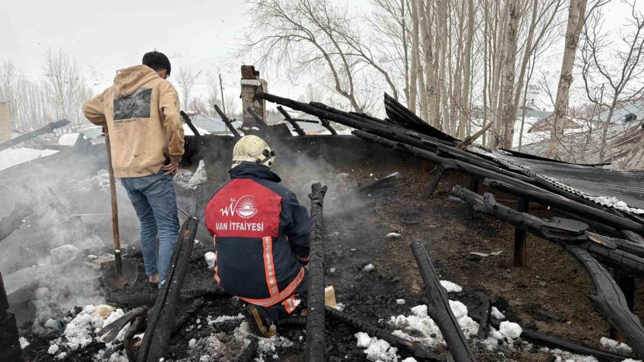 Van’da çatı yangını