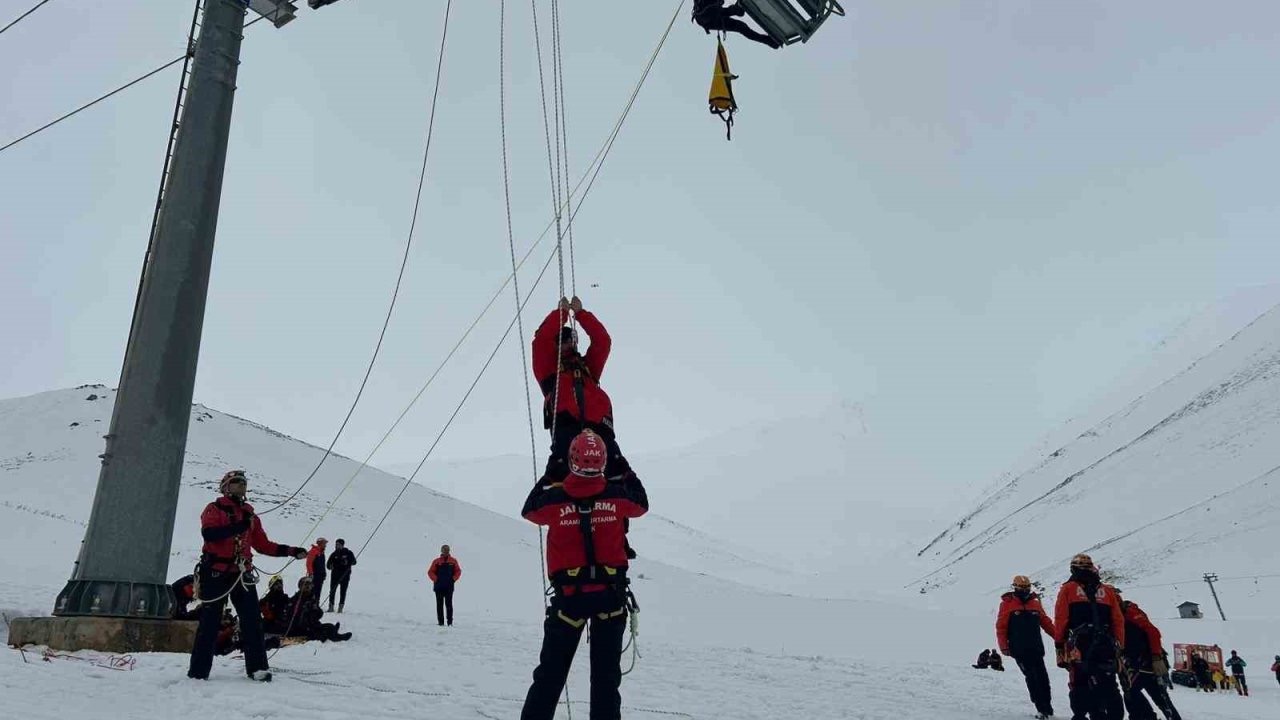Van’da nefes kesen çığ tatbikatı gerçeği aratmadı
