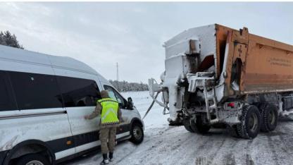 Yolda kalan vatandaşların yardımına jandarma yetişti