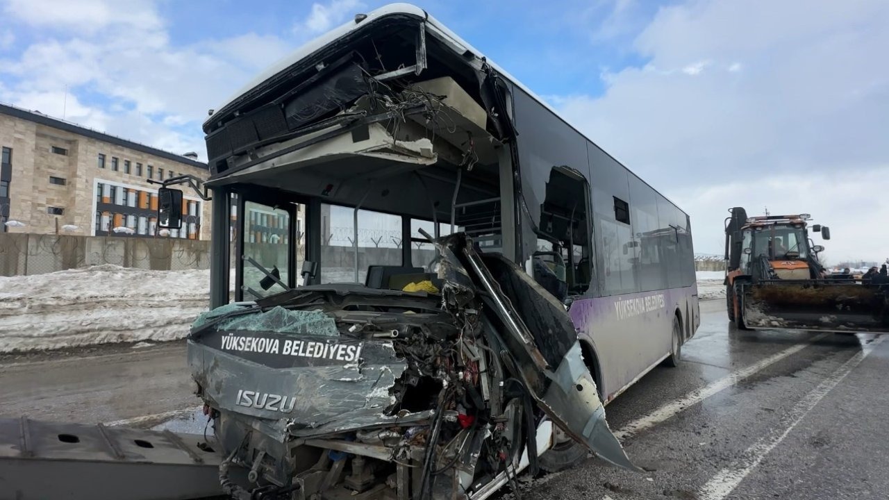 Yüksekova’da belediye otobüsü ile minibüs çarpıştı: 18 yaralı