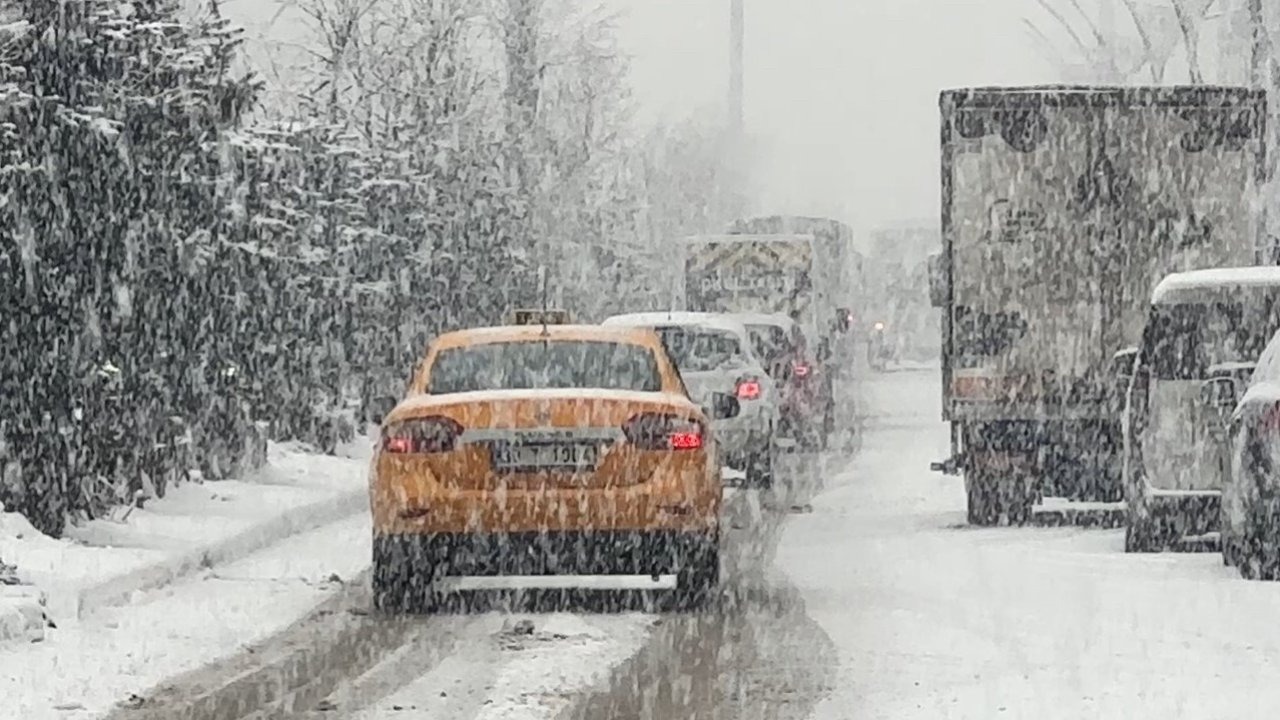 Yüksekova’da yoğun kar yağışı