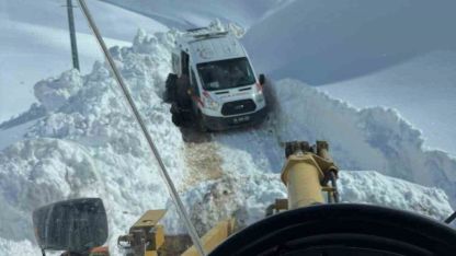 Ağrı’da 2 metrelik karda zamanla yarış: Mahsur kalan hasta kurtarıldı