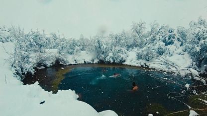 Muhteşem manzarada üç arkadaş kar yağışı altında gölette yüzdü