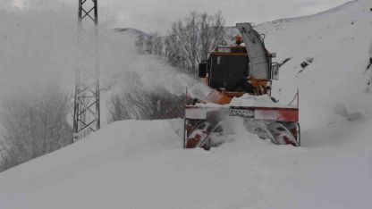 Bitlis’te 6,5 metrelik kar yağışına rağmen 20 bin kilometre yol açıldı