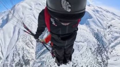 Ekstrem sporcu Koçak, Erzincan’da wingsuit ve paraşütle 500 metreden atladı