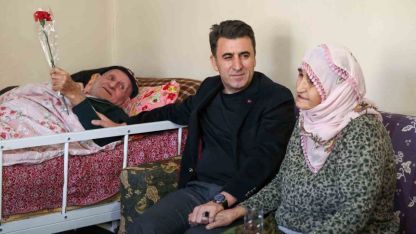 Vali Aygöl, kendisine patik hediye eden Hatun teyze ile bir araya geldi