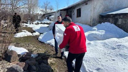 Türk Kızılayı Muradiye gönüllüleri, yalnız yaşayan yaşlı bir vatandaşa buzdolabı desteğinde bulundu