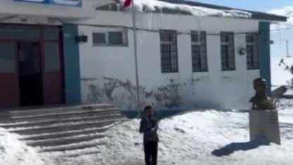 Kars’ta küçük yürekten büyük gurur: 2. sınıf öğrencisi İstiklal Marşı’nın 10 kıtasını ezbere okudu, video viral oldu