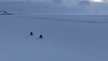 Gençler atları buz tutan Çıldır Göl’ü üzerinde dörtnala koştu