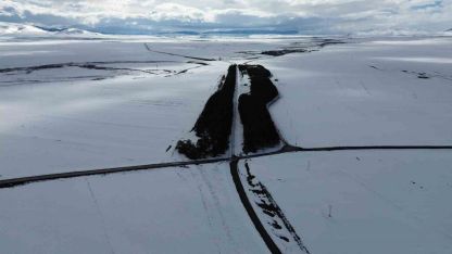 Kars’ta bahar ortasında kış manzarası: Benliahmet İstasyonu beyaza büründü
