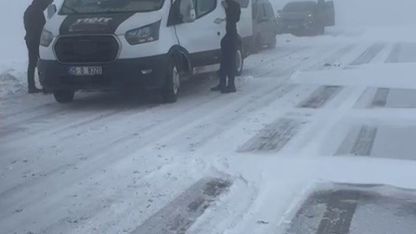 Palandöken geçidinde kar ve tipi nedeniyle onlarca araç mahsur kaldı