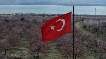 Kayısı bahçeleri beyaza büründü, ortaya eşsiz manzaralar çıktı