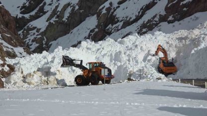 Van-Hakkari kara yolunda çığ sonrası çalışmalar sürüyor