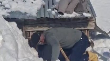 Bahar hazırlığı için gittikleri köyde metrelerce karla karşılaştılar