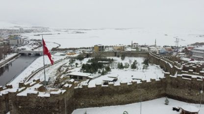 Beyaza bürünen Ardahan Kalesi havadan görüntülendi