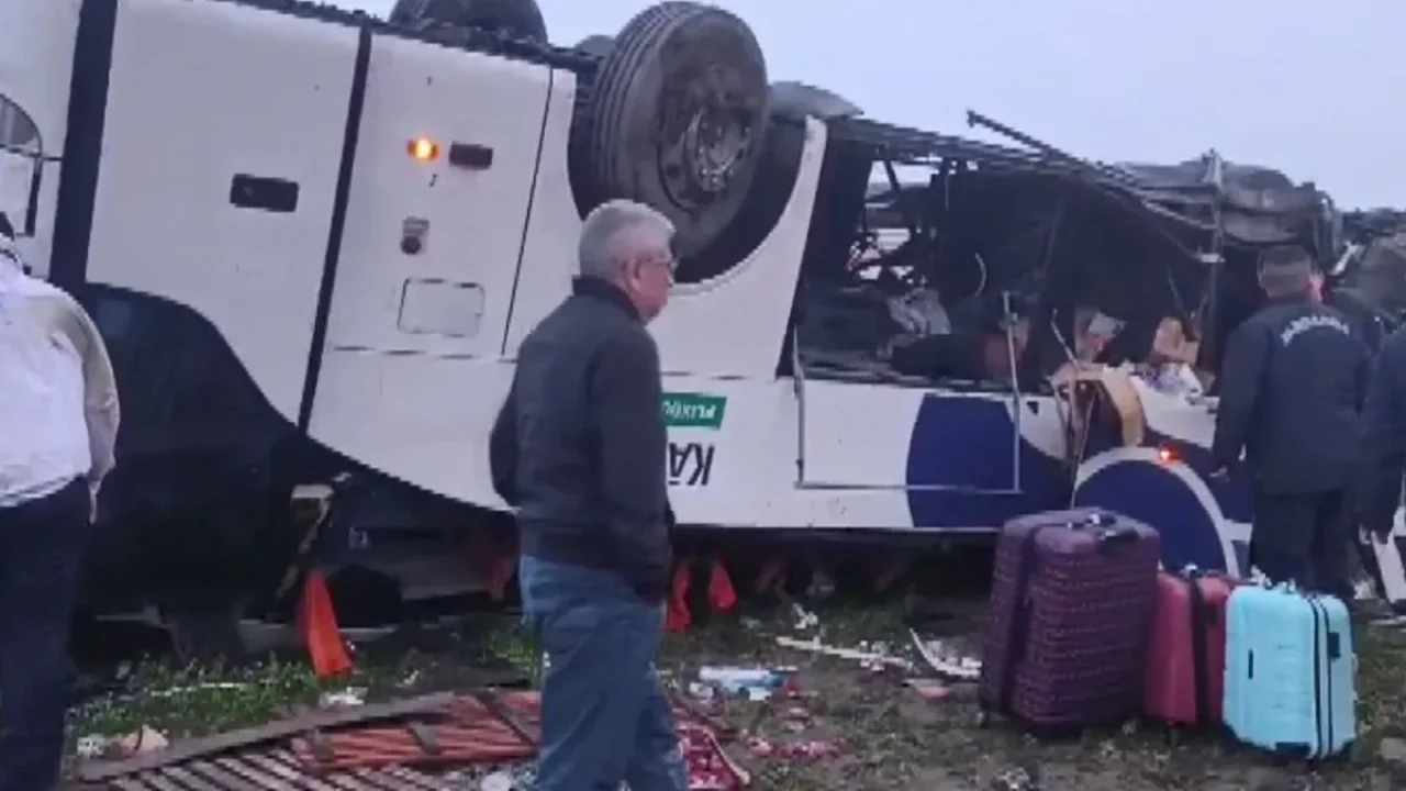 Adana'da yolcu otobüsü devrildi: Ölü ve yaralılar var