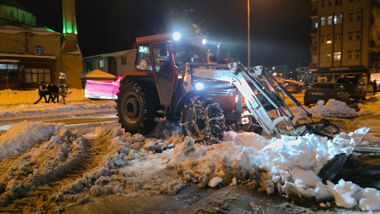 Ardahan Belediyesi kar mesaisinde gece gündüz sahada