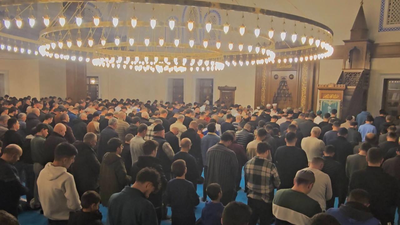 Ardahan'da bayram namazında camiler doldu, taştı