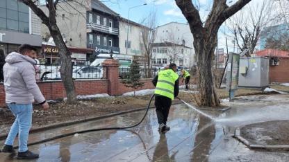 Belediye ekipleri sahaya indi