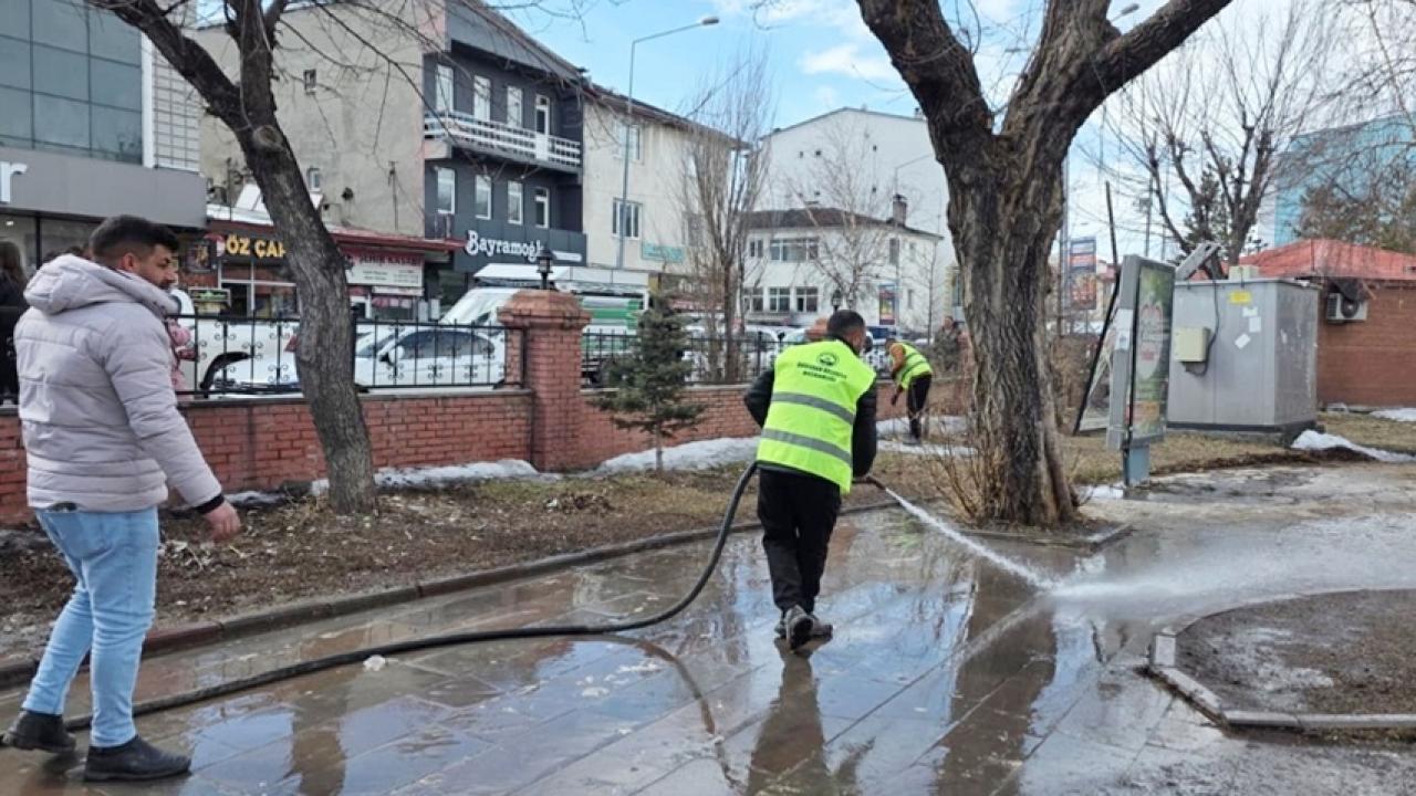 Belediye ekipleri sahaya indi