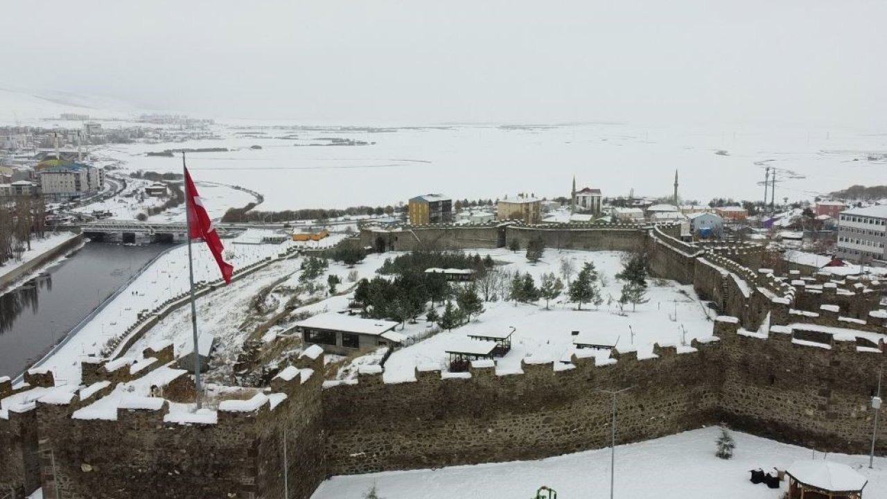 Beyaza bürünen Ardahan Kalesi havadan görüntülendi