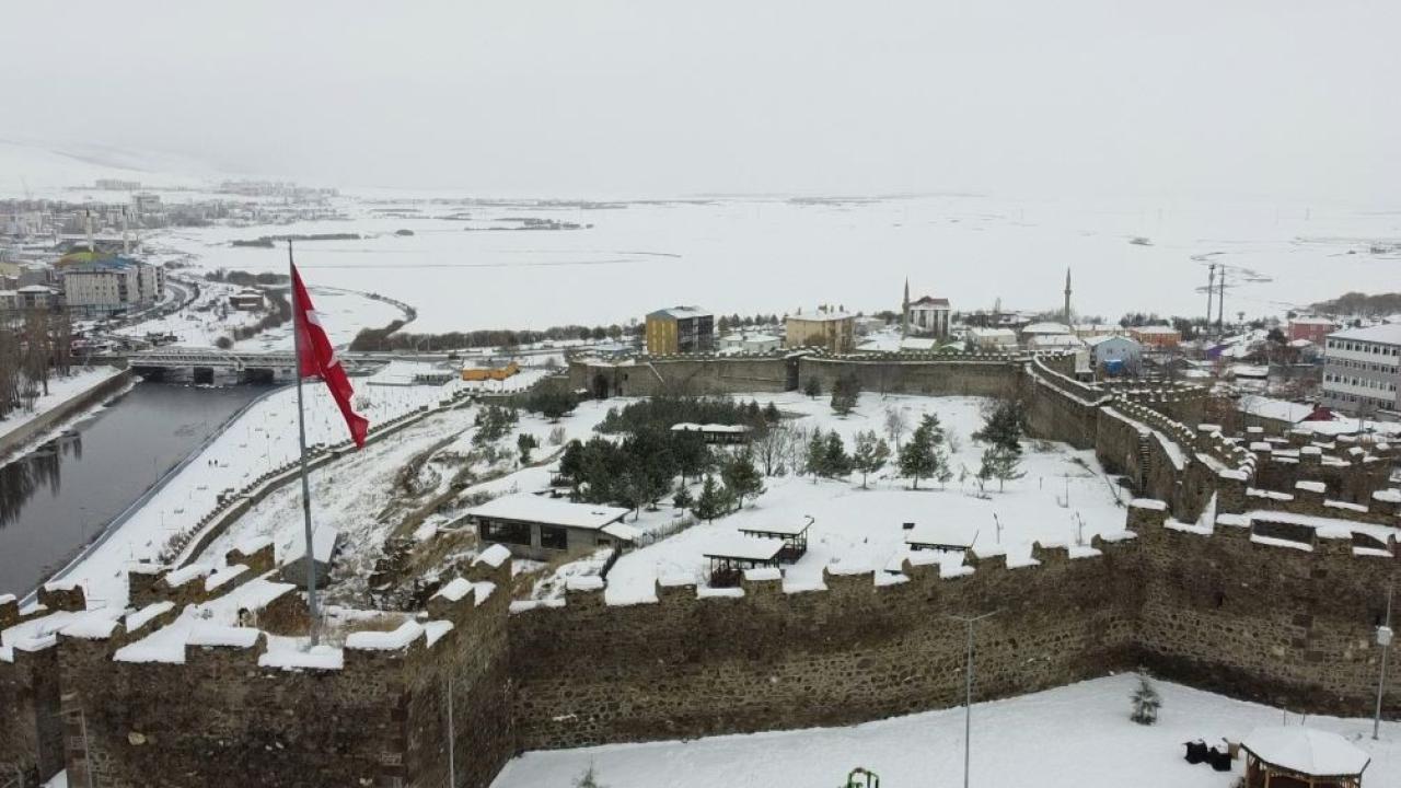 Beyaza bürünen Ardahan Kalesi havadan görüntülendi