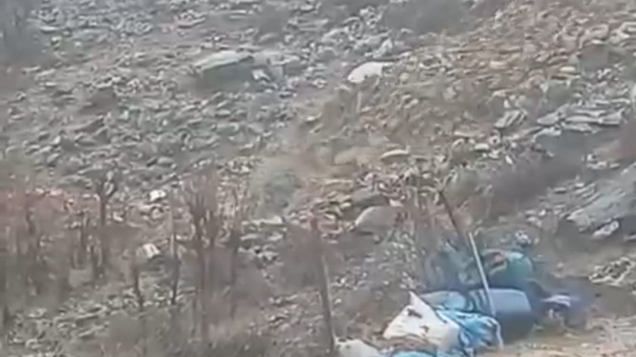 Bitlis’te heyelan köy yolunu kapattı
