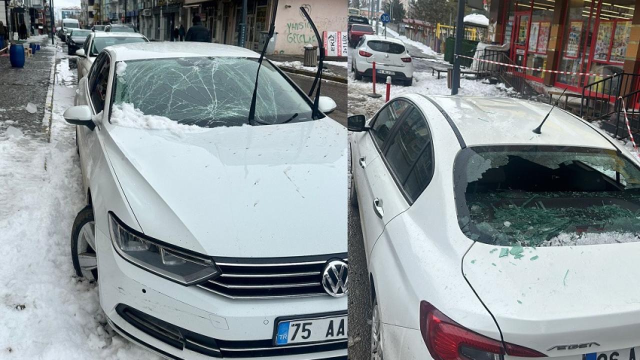 Çatıdan düşen buz kütlesi aracı hurdaya çevirdi