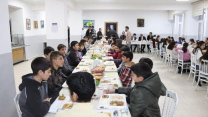 Çıldır’da öğretmen ve öğrenciler aynı iftar sofrasında buluştu