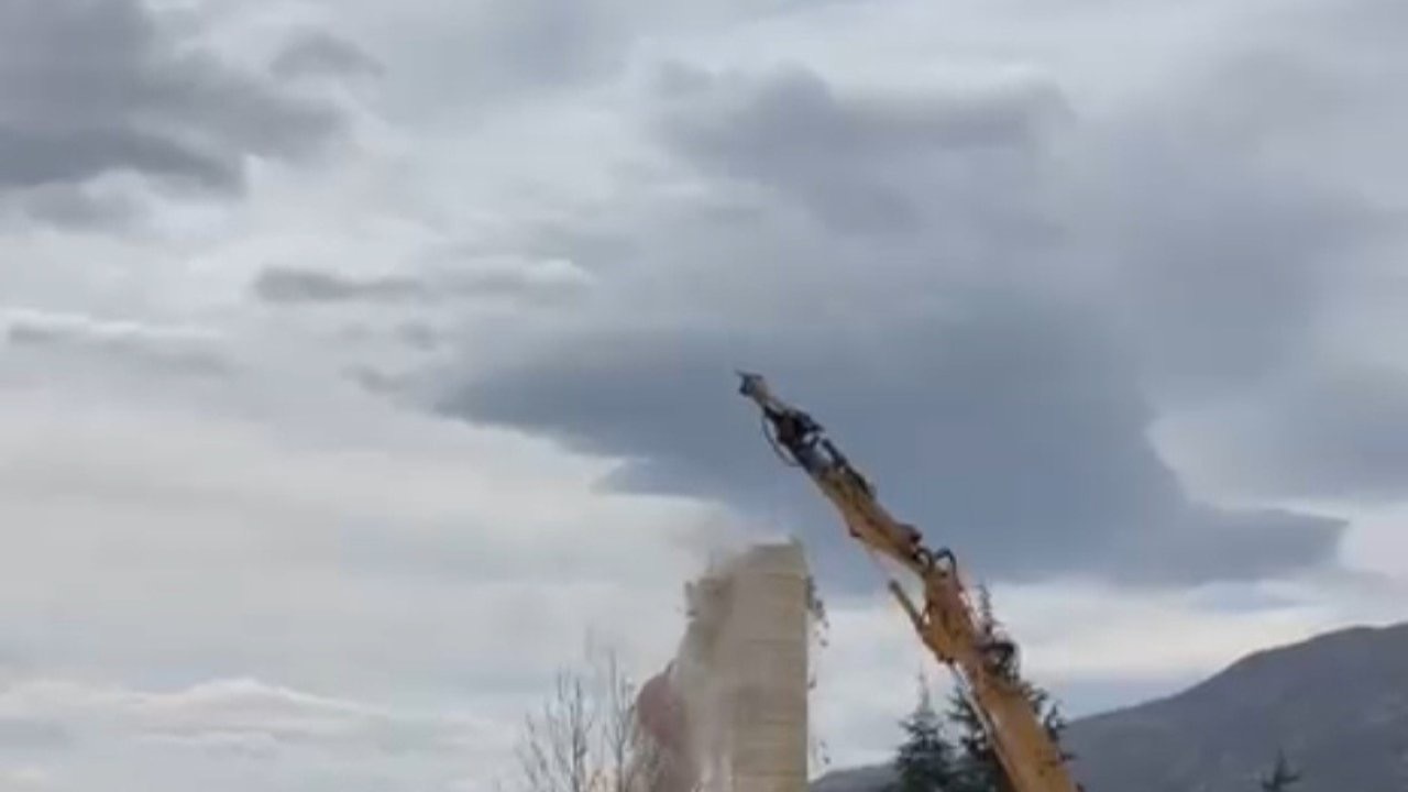 Elazığ’da hasarlı caminin minaresi iş makinesi ile yıkıldı