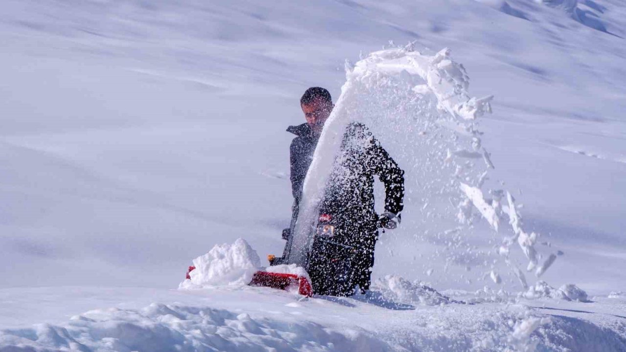 Erzurum’da kar yağışı durdu, çilesi devam ediyor