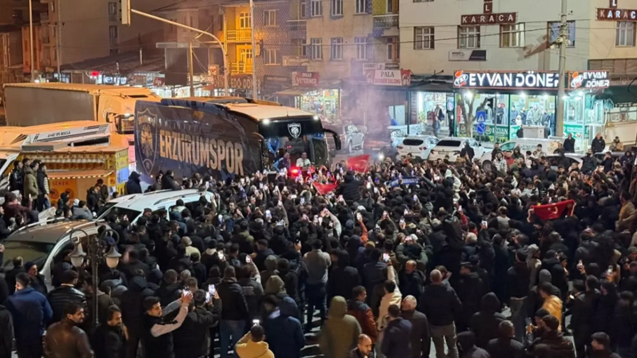 Gözünü Süper Lig'e diken lider Erzurumspor FK, kentte şampiyonlar gibi karşılandı
